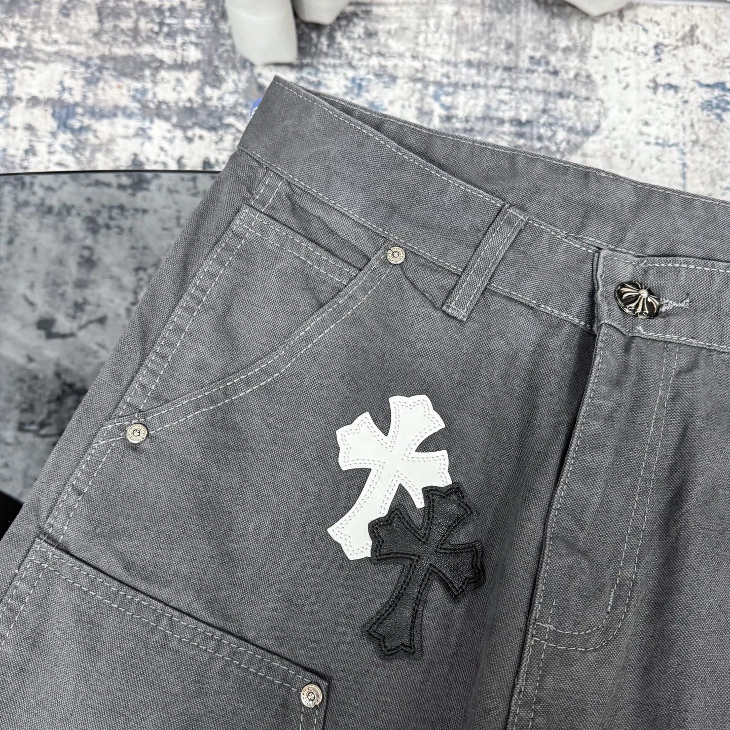 P280 Chrome hearts Cross patch leather jeans workwear logging pants Chrome hearts logging pants are here! ! ! CH Croix Heart Double Knee Cross Patch Leather Bo1 Style Logging Pants Straight-leg Work Pants B136 Croix Heart Cross Sanskrit Overalls Price 34W Level, patchwork cross pattern embellishment, high-waisted washed jeans! ! Absolutely high-end luxury products, 1.9W level god-level single products, super popular products, made by top heavy industry, not to be missed. About Zangyin, this is an extremely luxurious fashion brand, which can also be called the nobles of the high street. It has always been an exclusive brand of some hipsters or rich second generation. Compared with ordinary high streets, it is more luxurious and noble. Compared with luxury brands, it has a more fashionable personality and has always been a brand that I have a special liking for. Imported yarn is custom-woven into a high-density twill canvas, which ensures a crisp silhouette while also making the fabric feel very delicate. It follows the B01 classic silhouette, with a crisp and stylish upper body. The ready-made garments are stone-ground and fermented and can be matched with any style. Buttons and zinc are washed with genuine YKK retro metal products. Double-layered canvas on the front. Perfect details. All hardware is perfect. Size: s-XXL Color: Gray